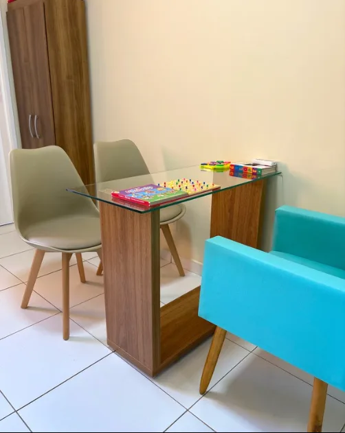 Espaço de atividades com poltrona e materiais