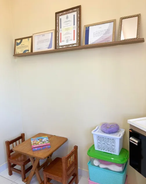 Espaço infantil com mesinha e certificados