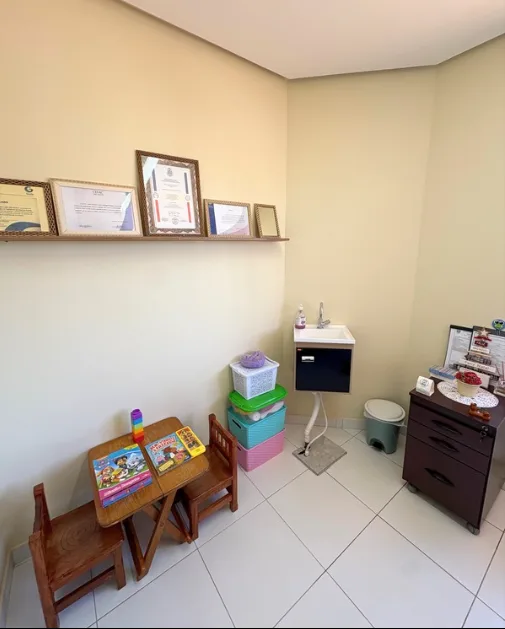 Sala de atendimento com lavatório e materiais lúdicos