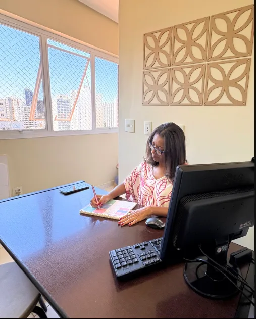 Elisangela em atendimento no consultório